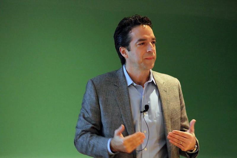  Adam Bryant gives a talk on qualities that lead to promotions in the workplace and on other lessons he’s learned from interviewing CEOs. Bryant writes The New York Times column “Corner Office.”
